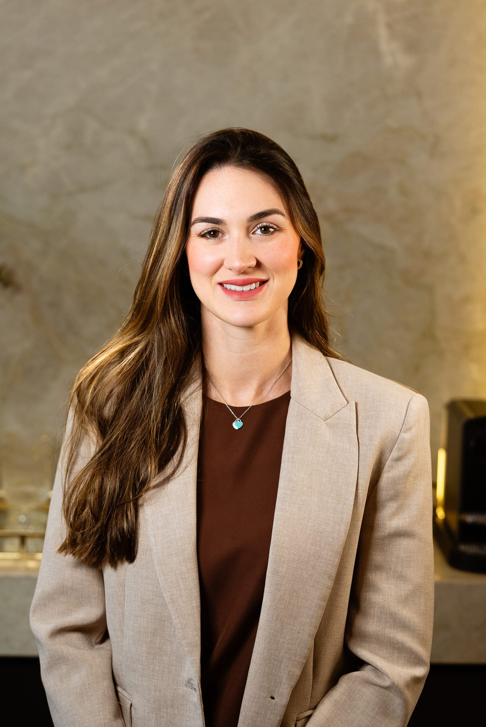 Advogada de blazer bege – Bergi Advocacia, Vitória – ES