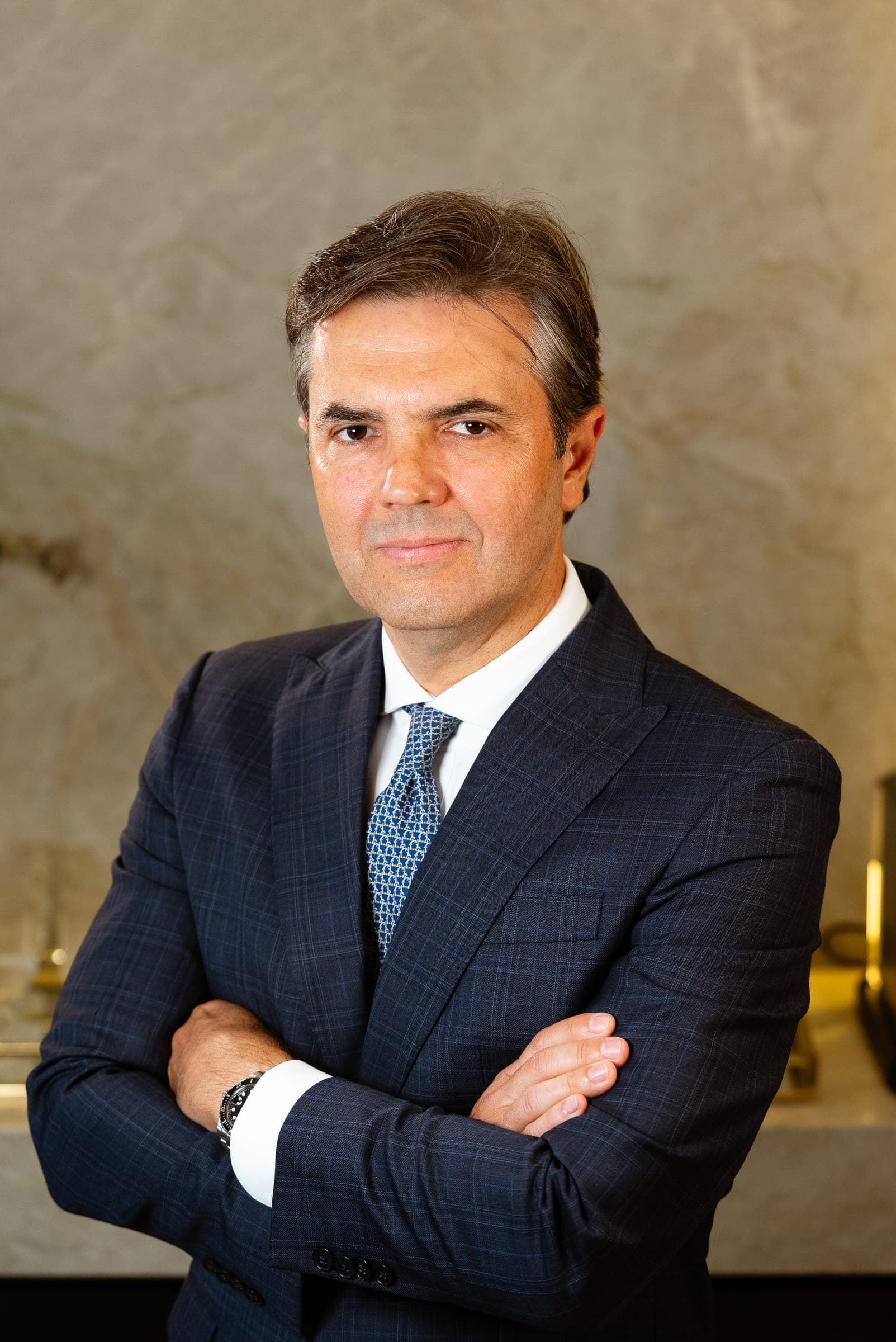 Advogado de terno de braços cruzados – Bergi Advocacia