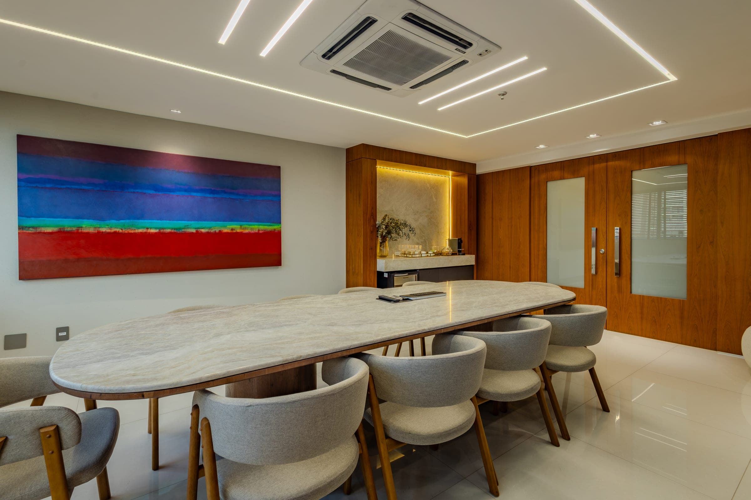 Sala de reuniões com obra de arte – Bergi Advocacia