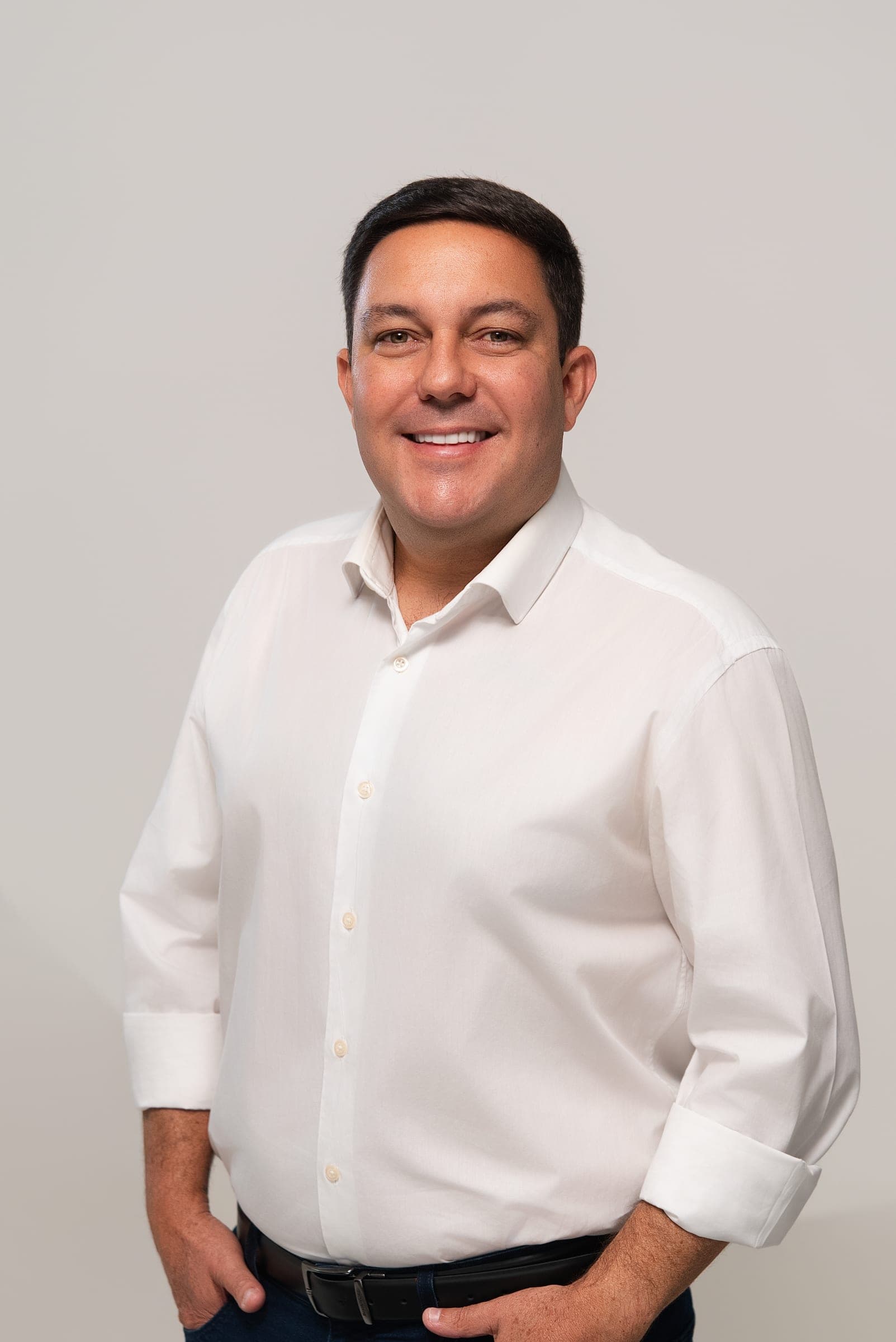 Retrato de camisa branca para comunicação de campanha – Beta Rede