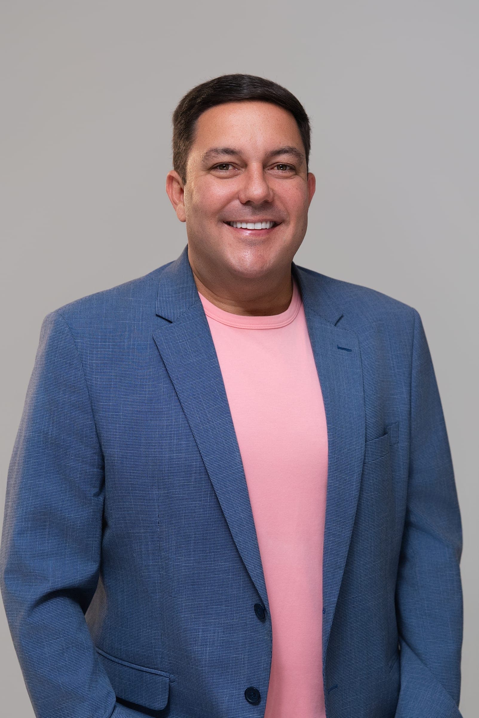 Retrato de blazer azul e camiseta rosa – Beta Rede