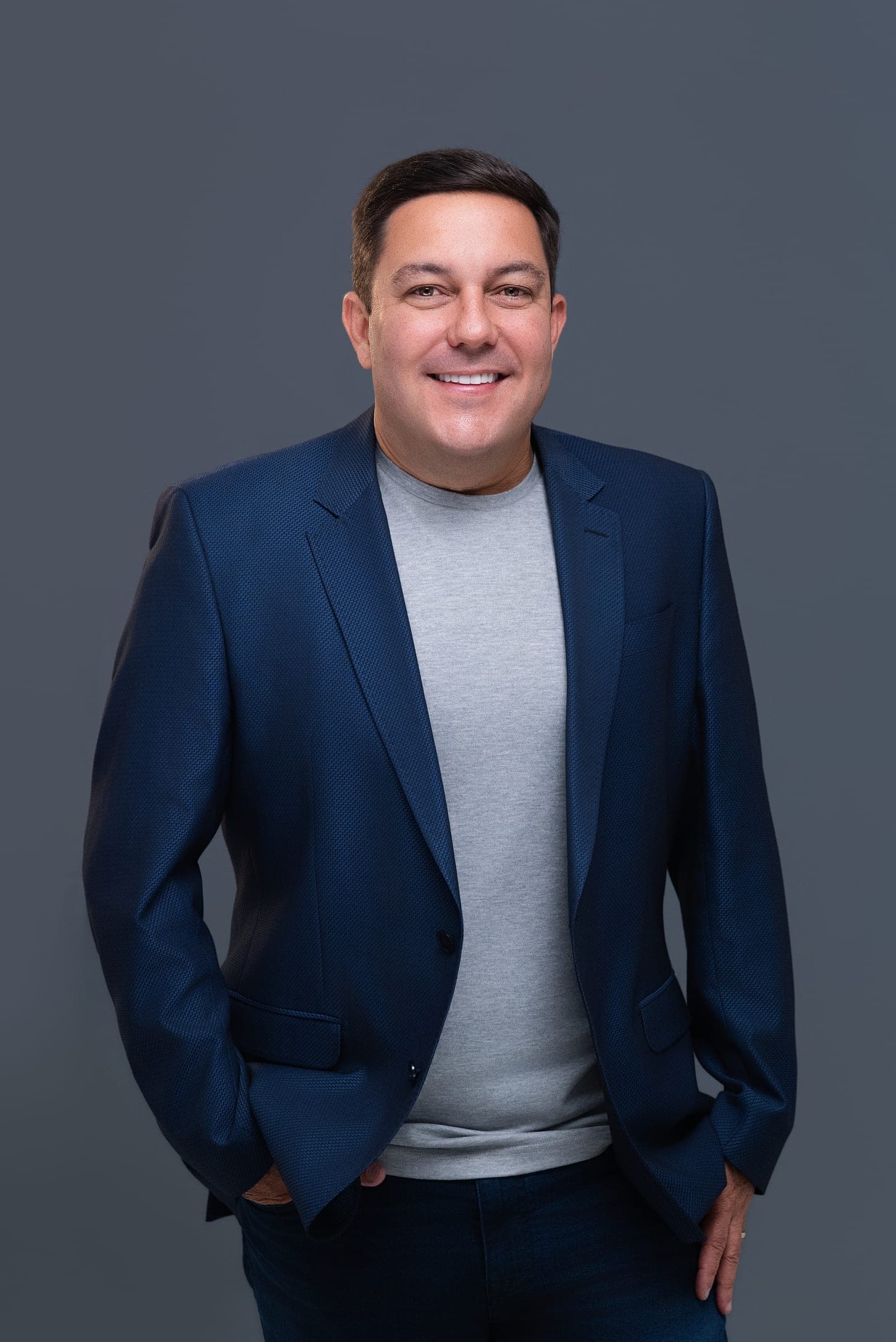 Retrato de blazer e camiseta cinza – Beta Rede