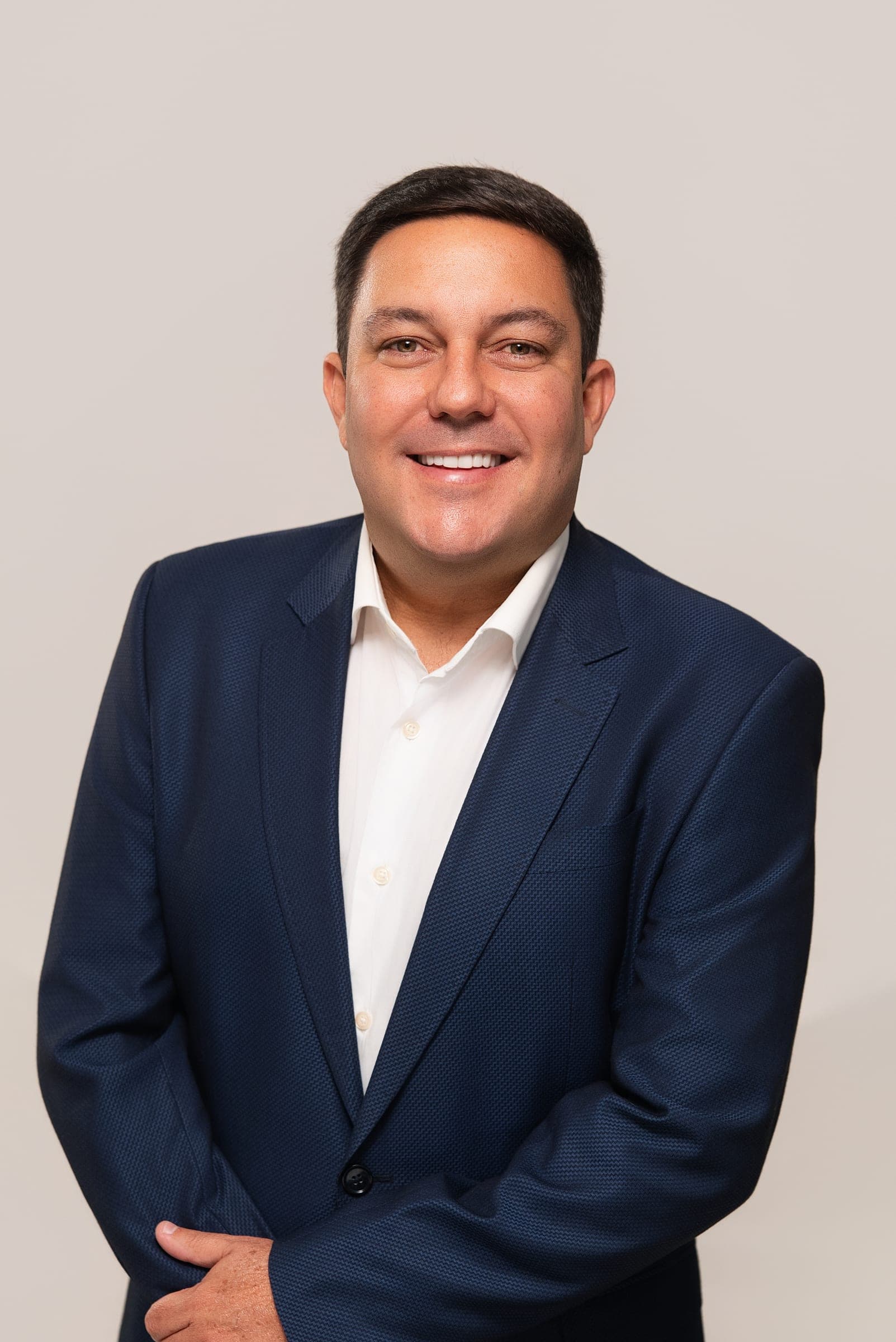Retrato de terno azul-marinho para comunicação de campanha – Beta Rede, Vitória – ES