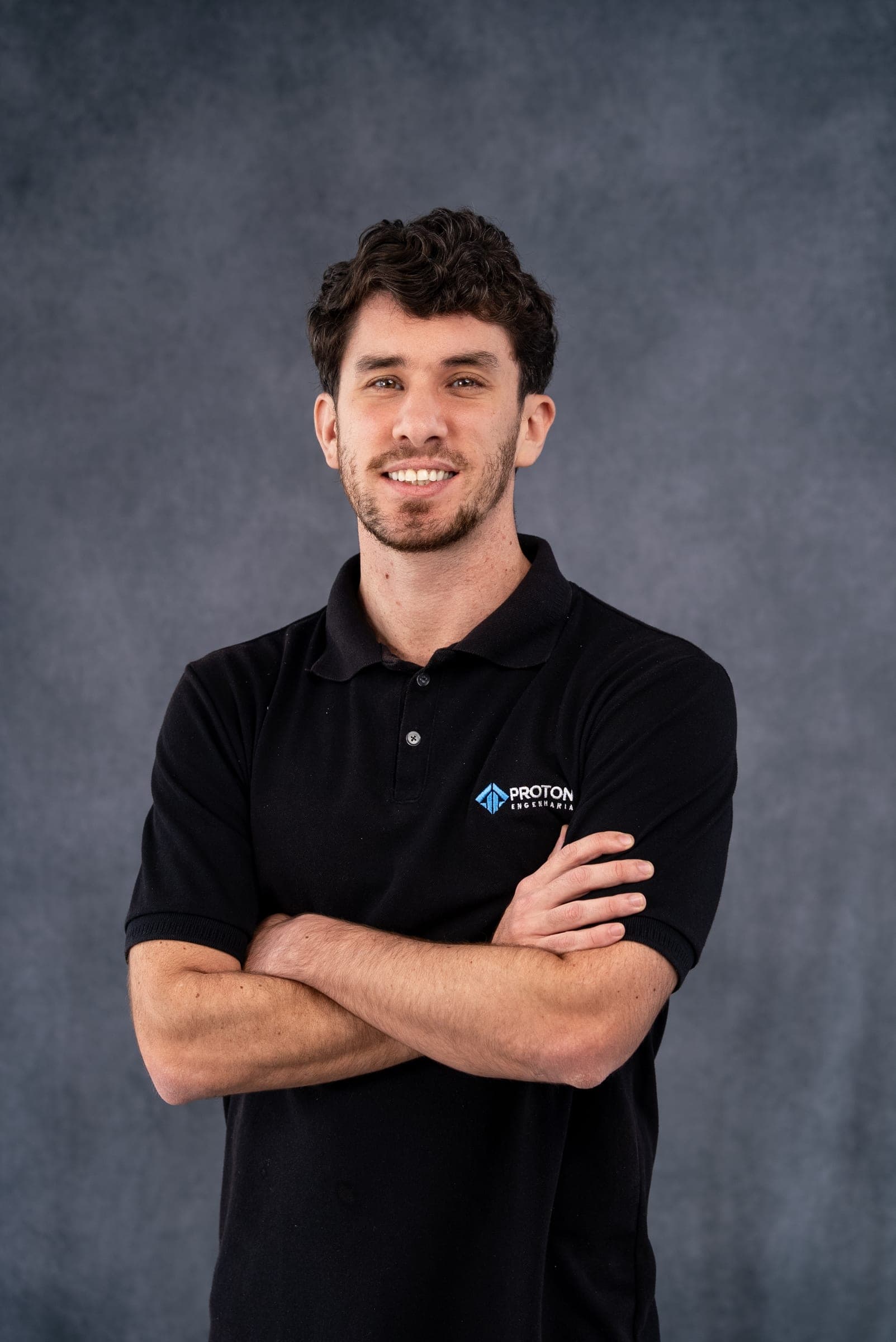 Jovem engenheiro de braços cruzados – congresso de engenharia civil em Vitória – ES