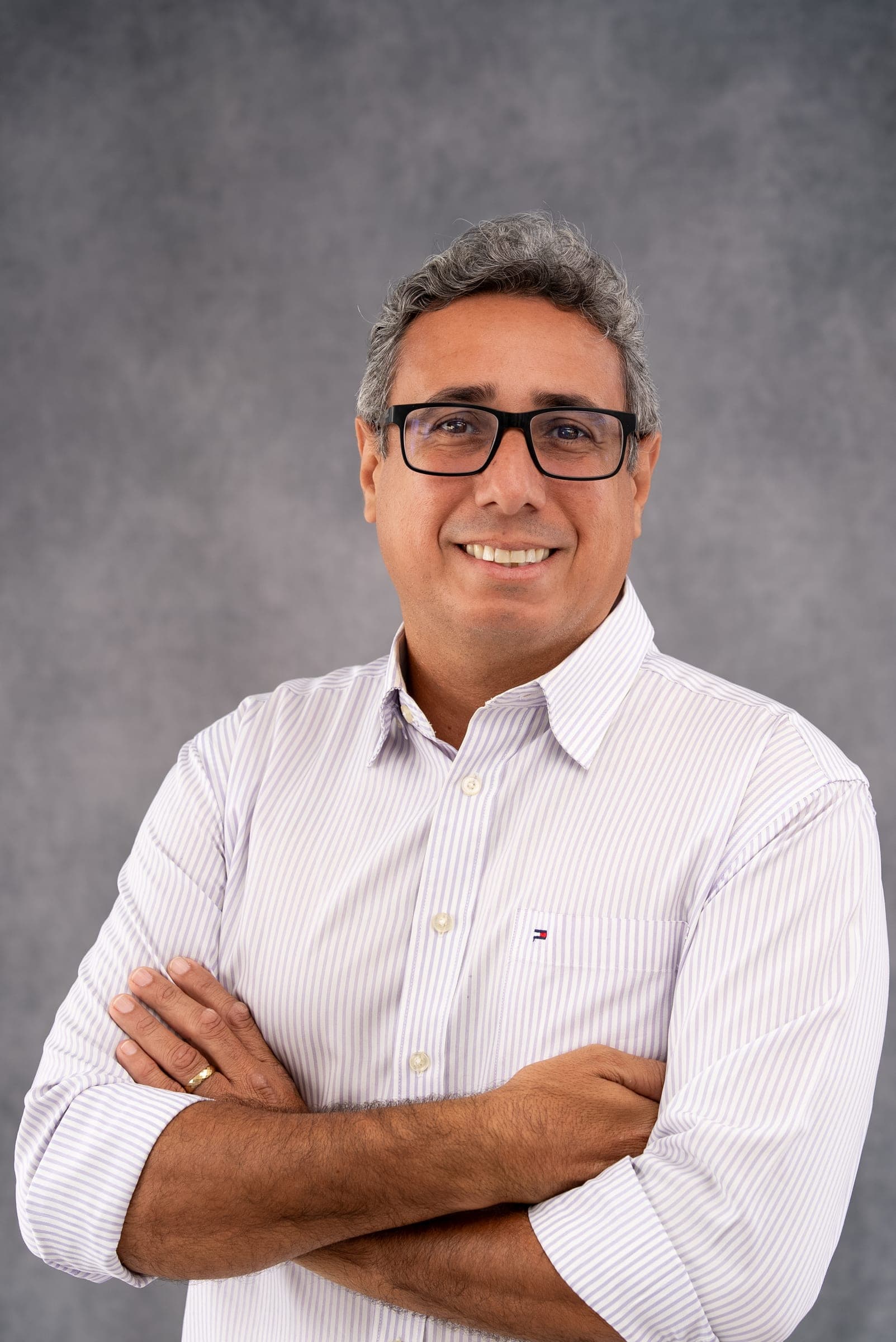 Engenheiro sorrindo de braços cruzados – congresso de engenharia civil em Vitória – ES