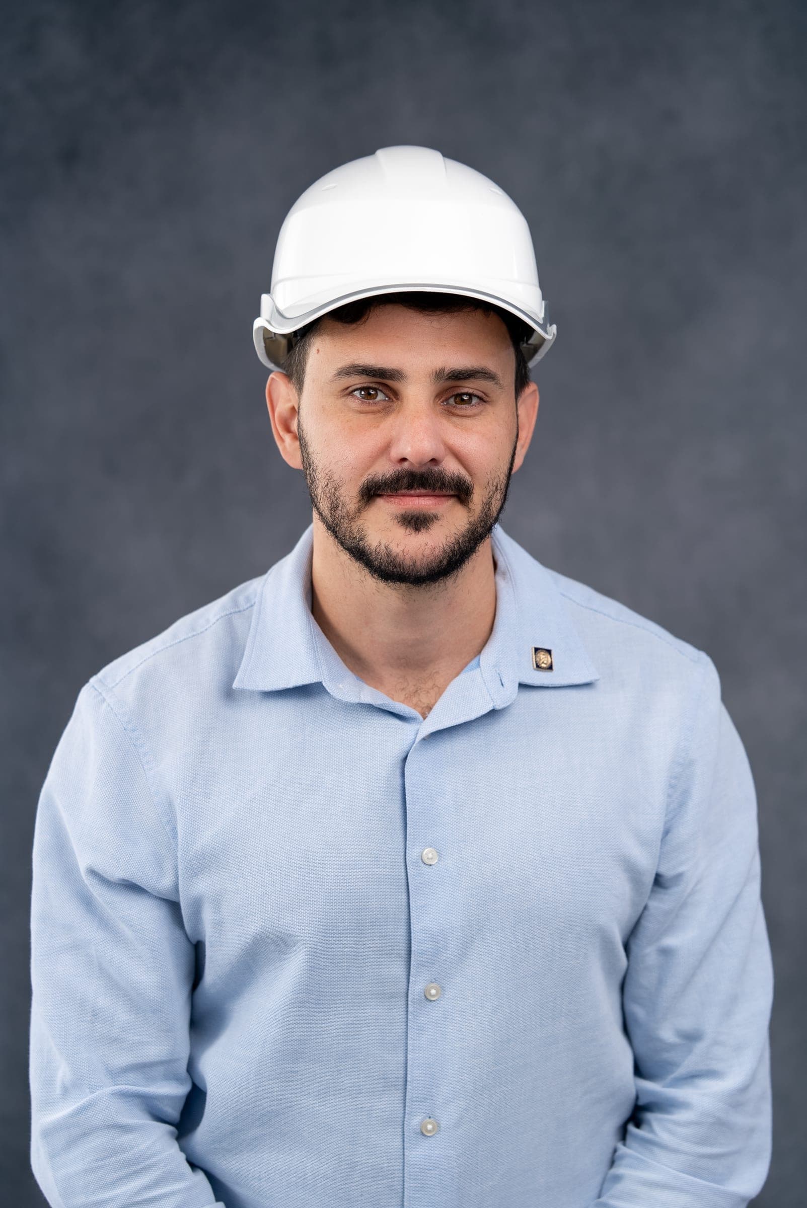 Engenheiro de capacete em retrato no congresso de engenharia civil em Vitória – ES
