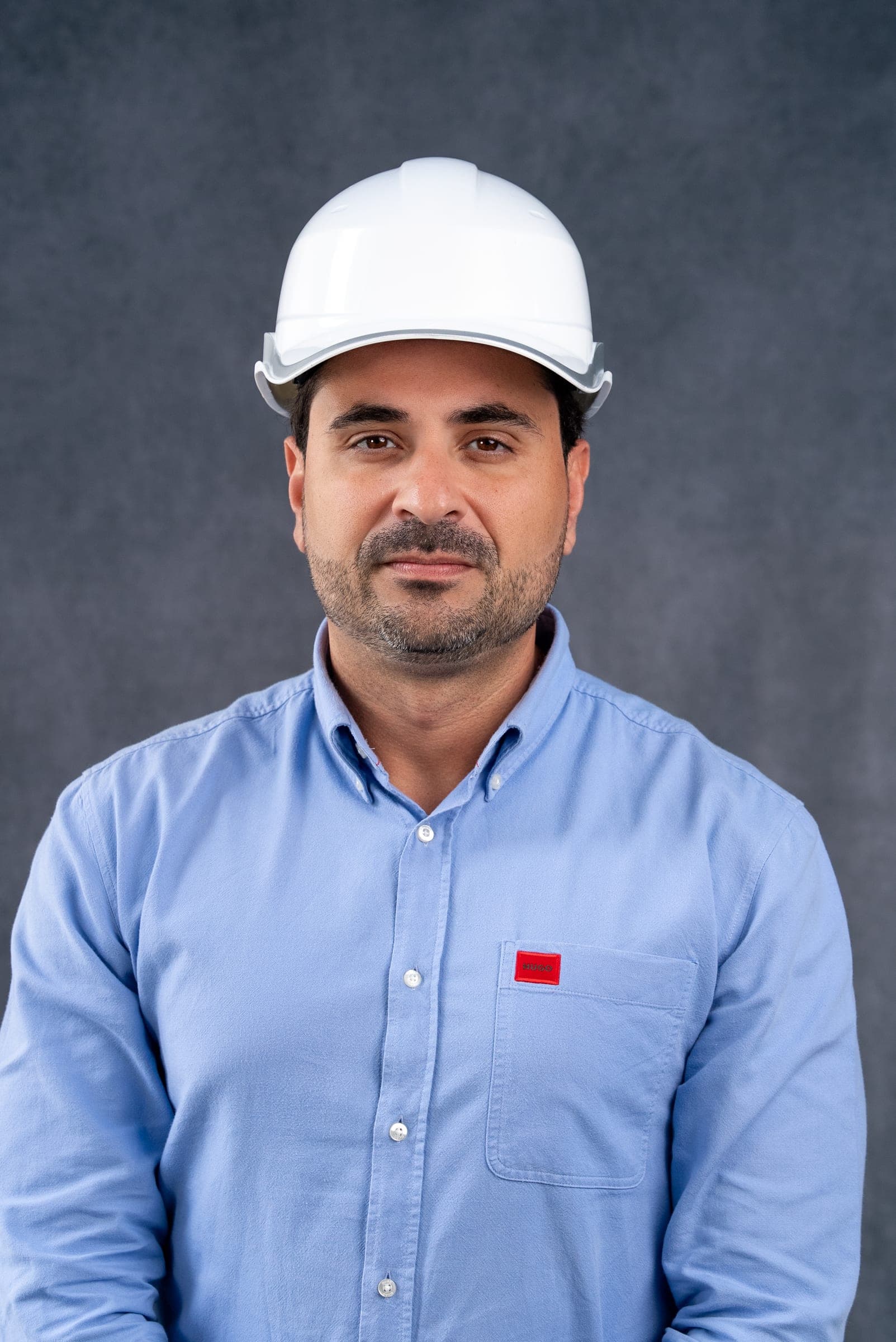 Engenheiro de capacete e camisa azul – congresso de engenharia civil em Vitória – ES