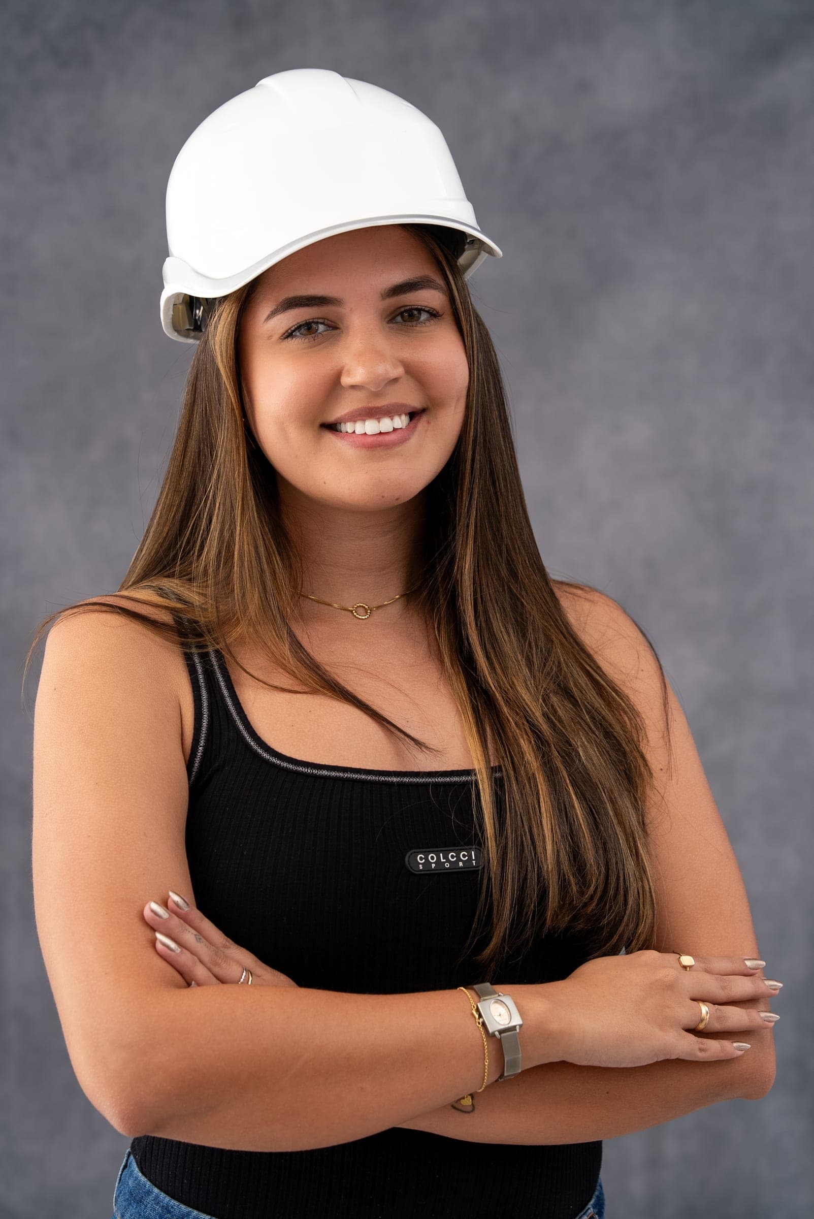 Engenheira de capacete no estúdio de retratos do 1º Congresso de Líderes da Engenharia Civil Capixaba