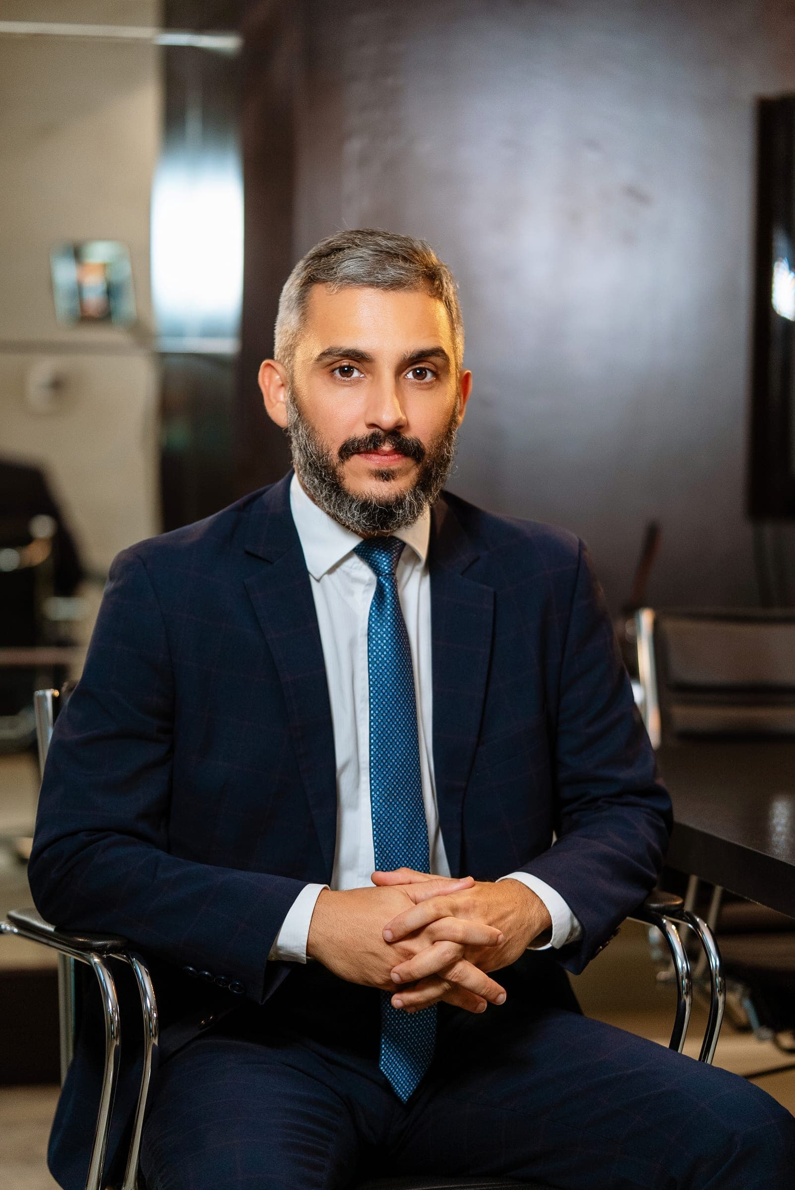 Advogado de terno azul-marinho sentado – FNDL Advogados