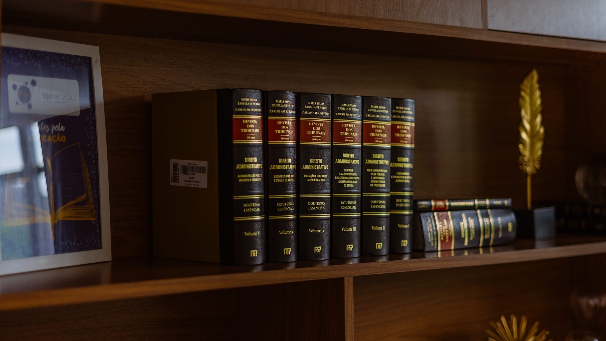 Estante com livros jurídicos no escritório Mattar Vilela Advogados