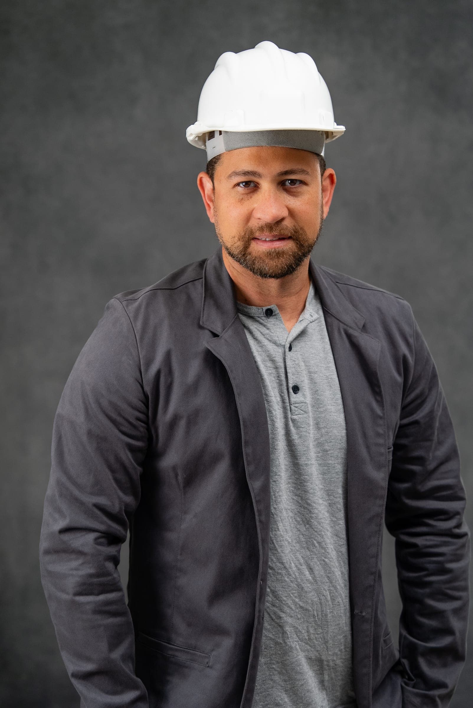 Engenheiro de capacete em retrato feito em Santa Teresa – ES para a Mútua-ES