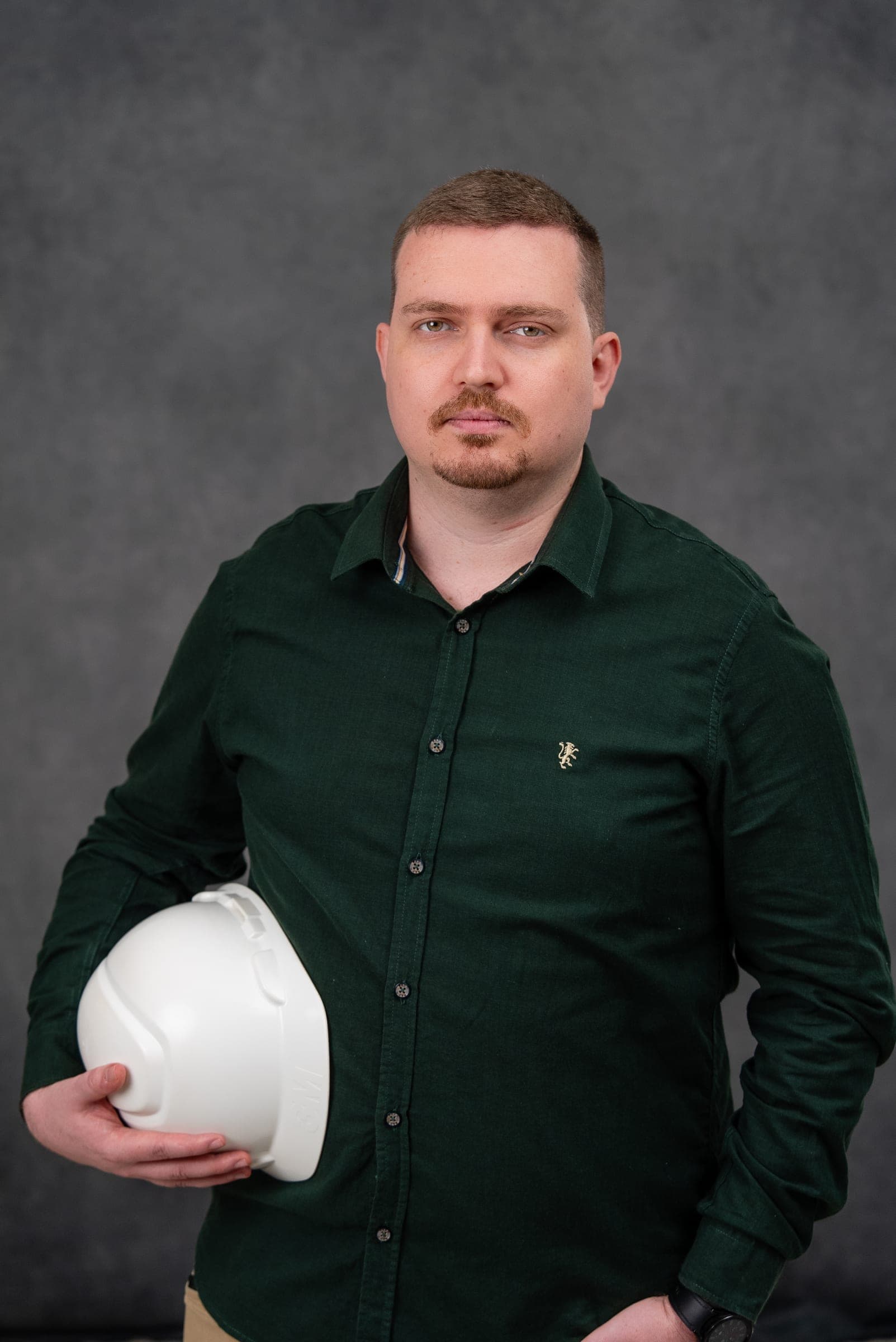 Engenheiro segurando o capacete – Mútua-ES em Santa Teresa – ES