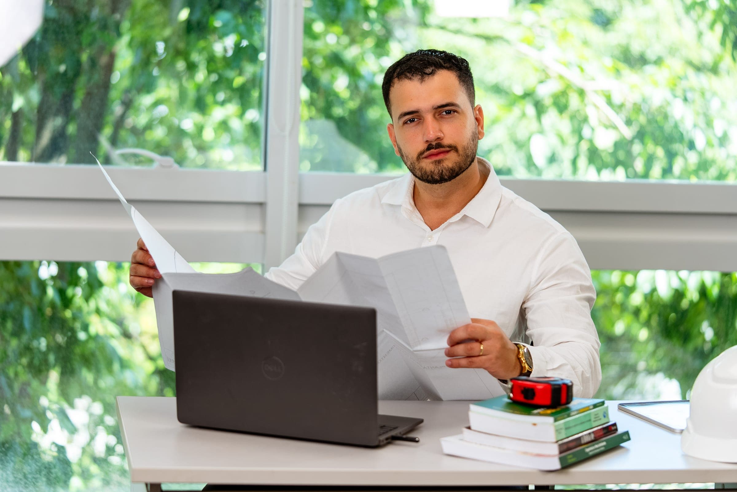 Engenheiro analisando um projeto no notebook – Mútua-ES, Vitória – ES