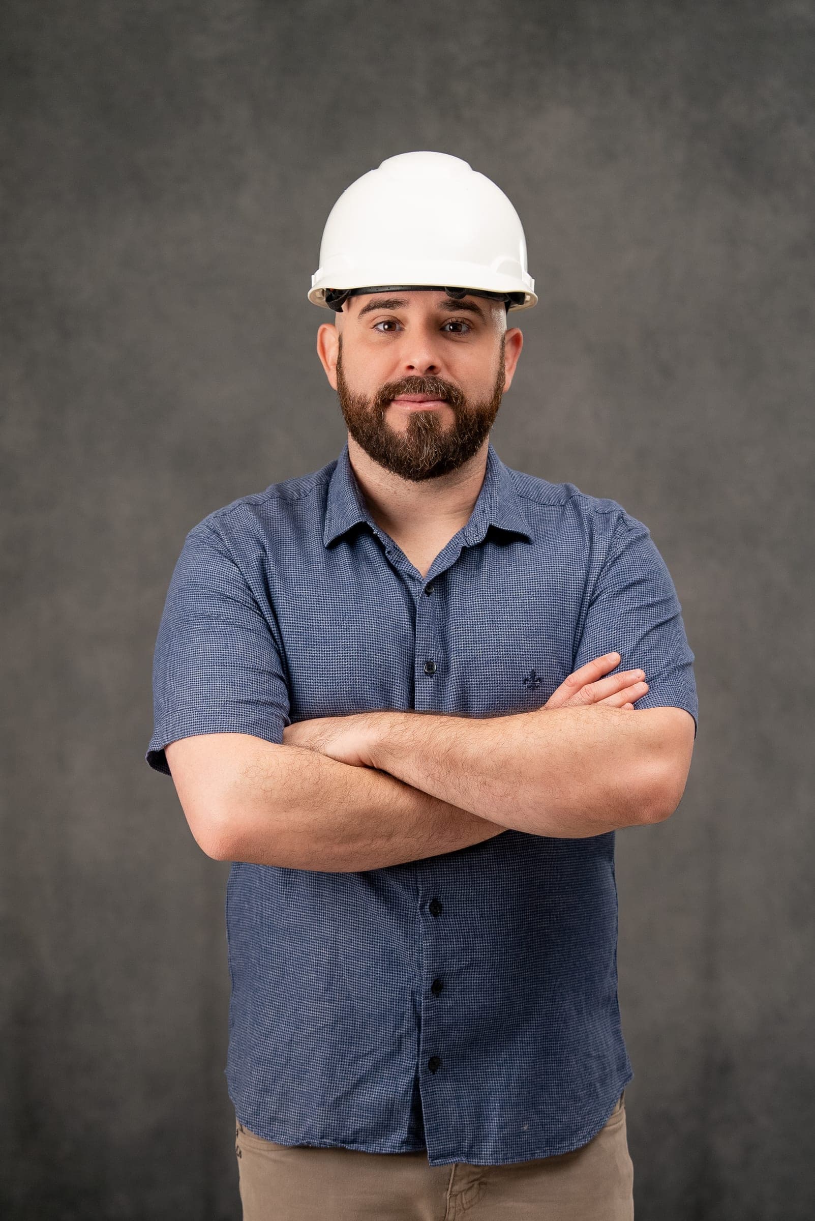 Engenheiro de capacete e braços cruzados – Mútua-ES em Santa Teresa – ES