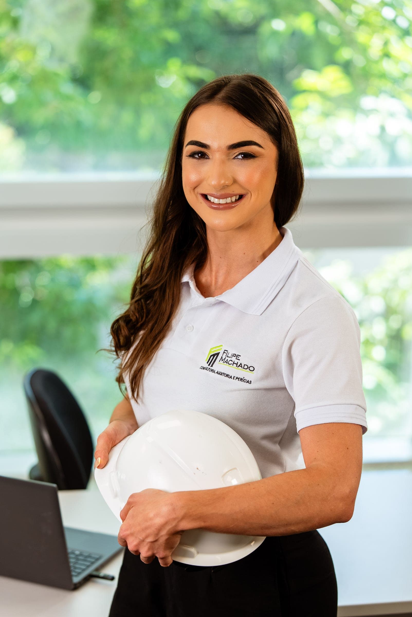 Engenheira sorrindo com o capacete na mão – retrato para a Mútua-ES, Vitória – ES