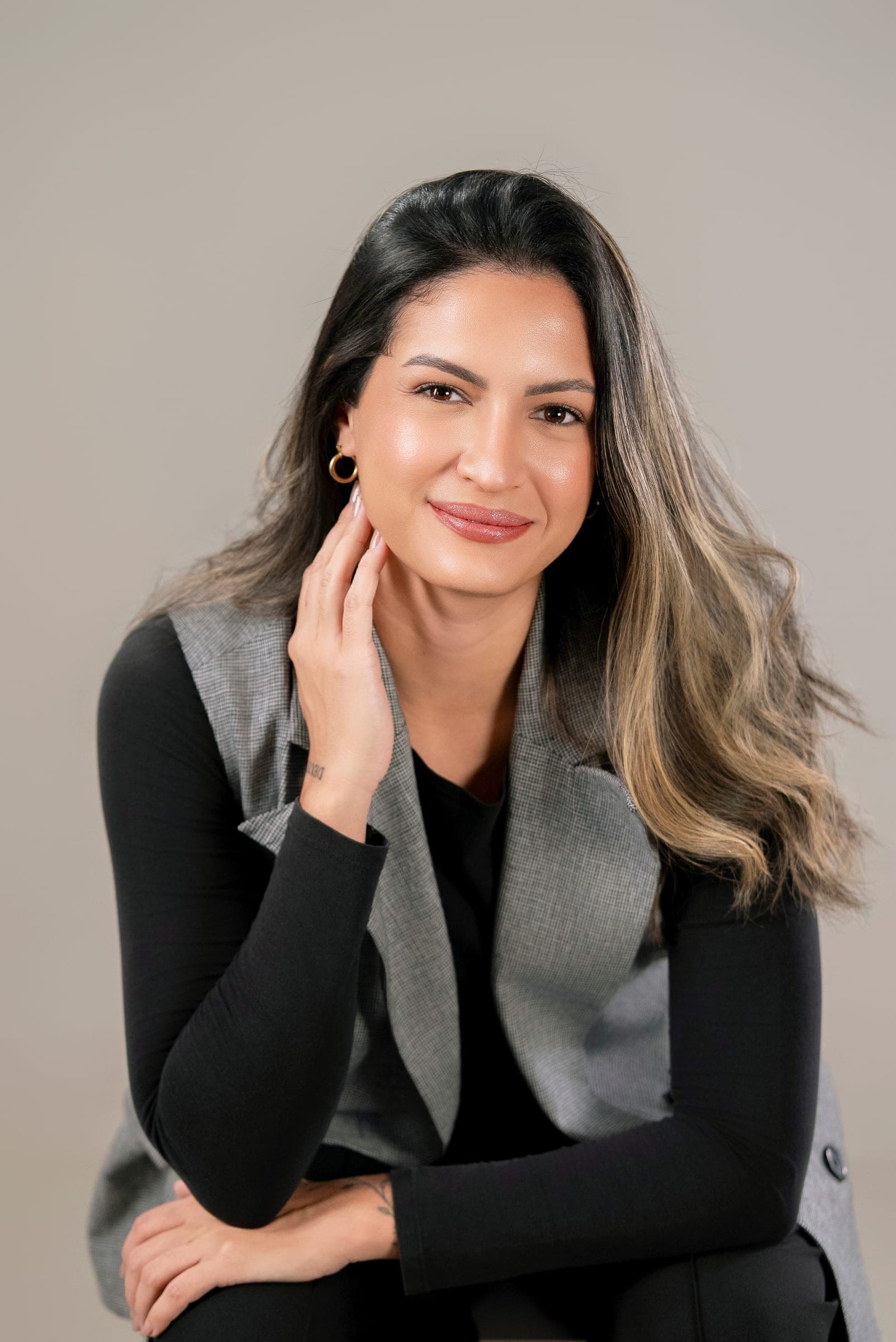 Retrato profissional de Brenda, designer de unhas