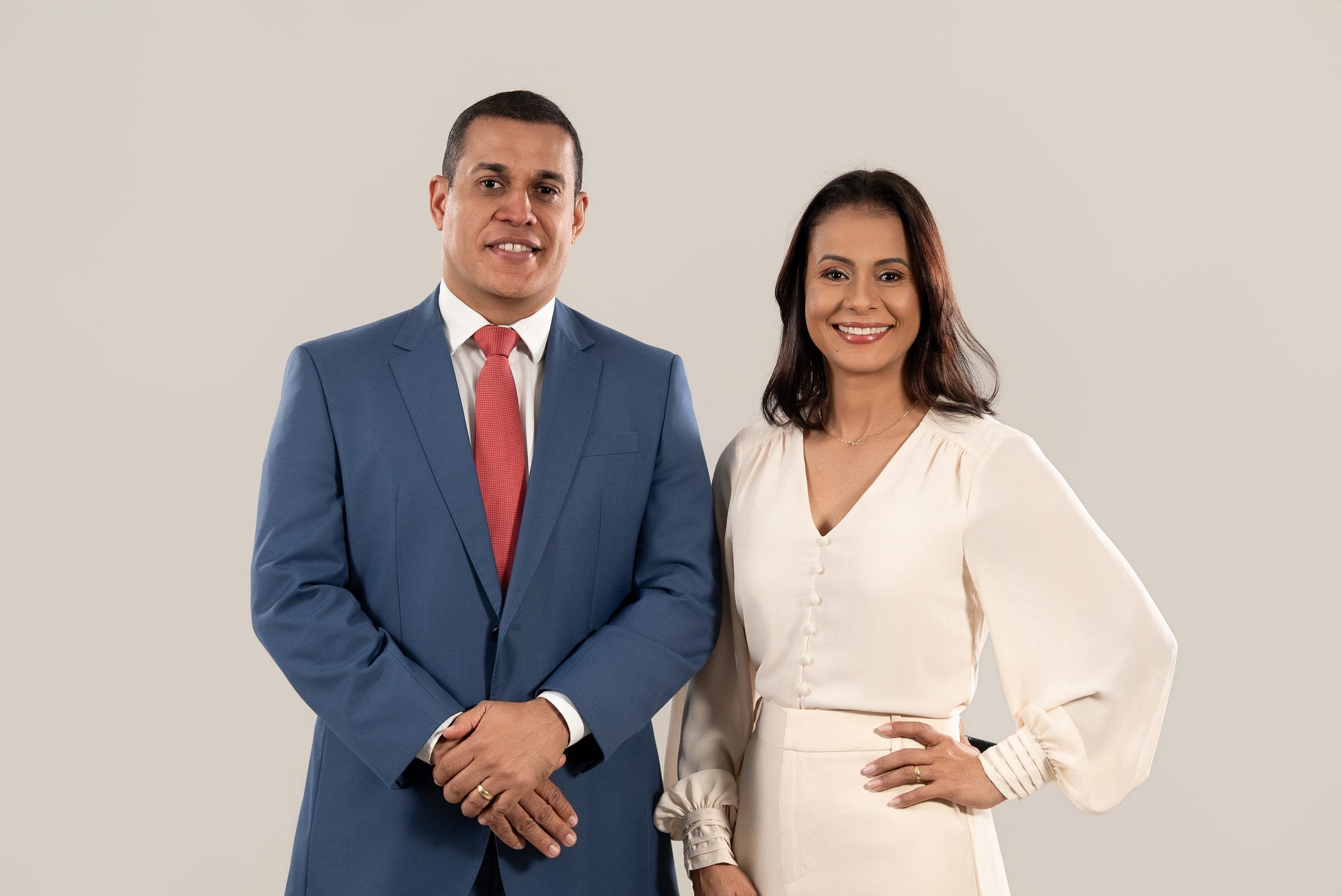 Retrato em dupla de Harlen e Haracely, advogados