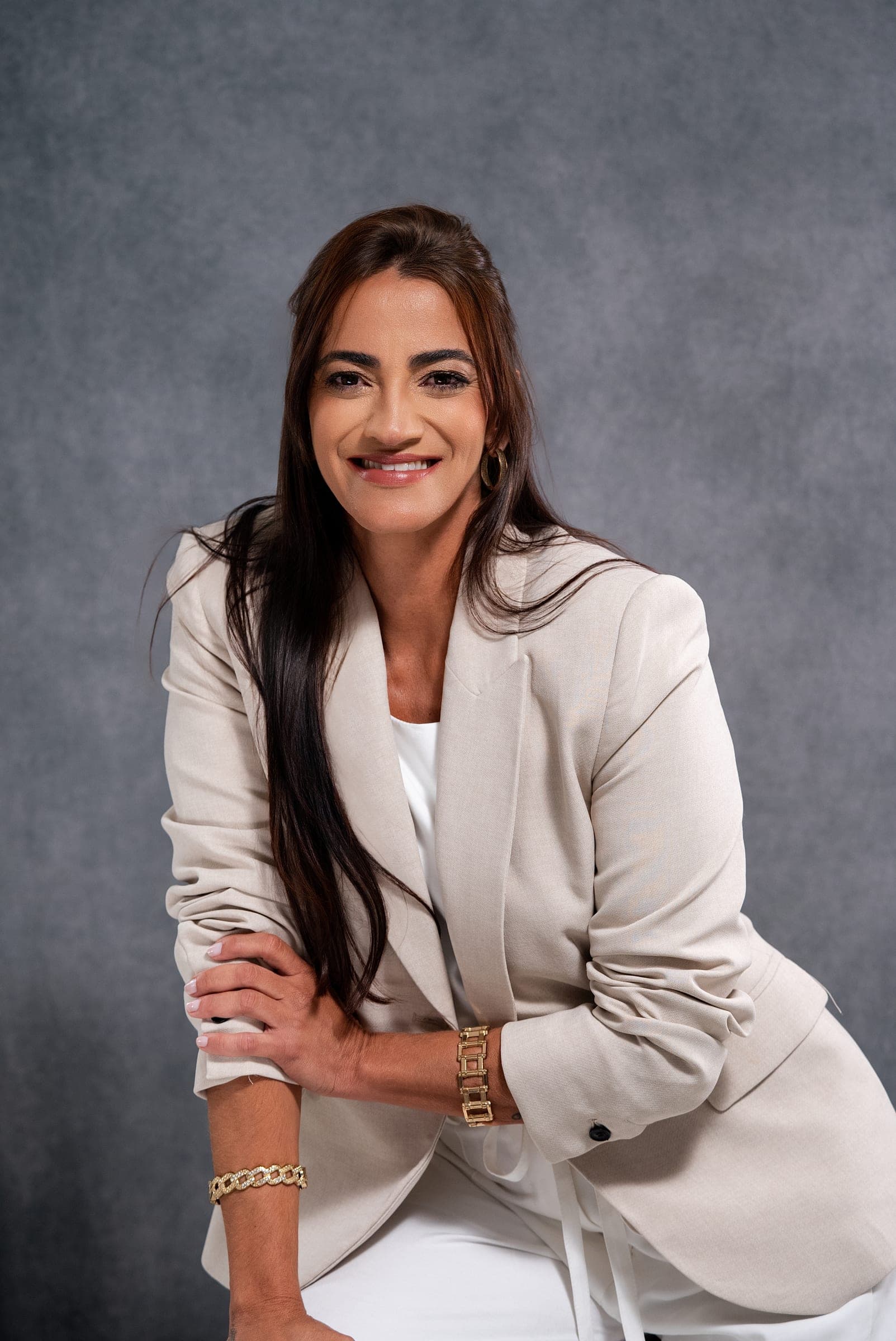 Retrato profissional de Isabela Fava, corretora de imóveis em Guarapari – ES